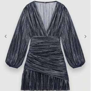 Maje klänning Navy - Intressekoll på denna fina klänning från Maje. Perfekt till nyår!!🌟Original pris ligger runt 3200. Så tänker att jag säljer för 2000❣️Skriv privat för fler bilder☺️