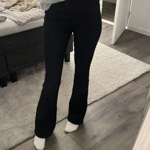 Svarta bootcut byxor - Snygga svarta bootcut byxor som är använd några gånger men ändå fina. Byxorna är i xs
