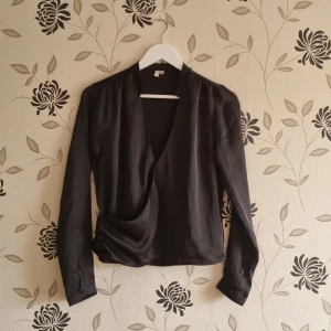 Nly Trend, "wrap me blouse" Strl: 34 - Nly Trend, "wrap me blouse" Strl: 34 - bra skick se bilder!