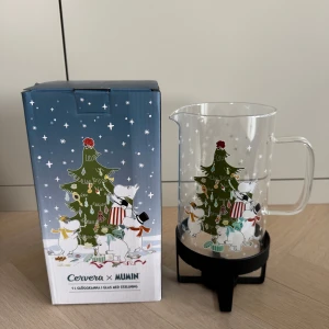 Glöggkanna i glas med ställning Cervera x Mumin - Oanvänd Glöggkanna i glas med ställning Cervera x Mumin.