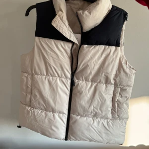 Beige/svart väst (helt ny) - Helt ny väst med lapparna kvar. Från Cubus. Hämtas i Lund eller skickas om köparen står för frakten 😄