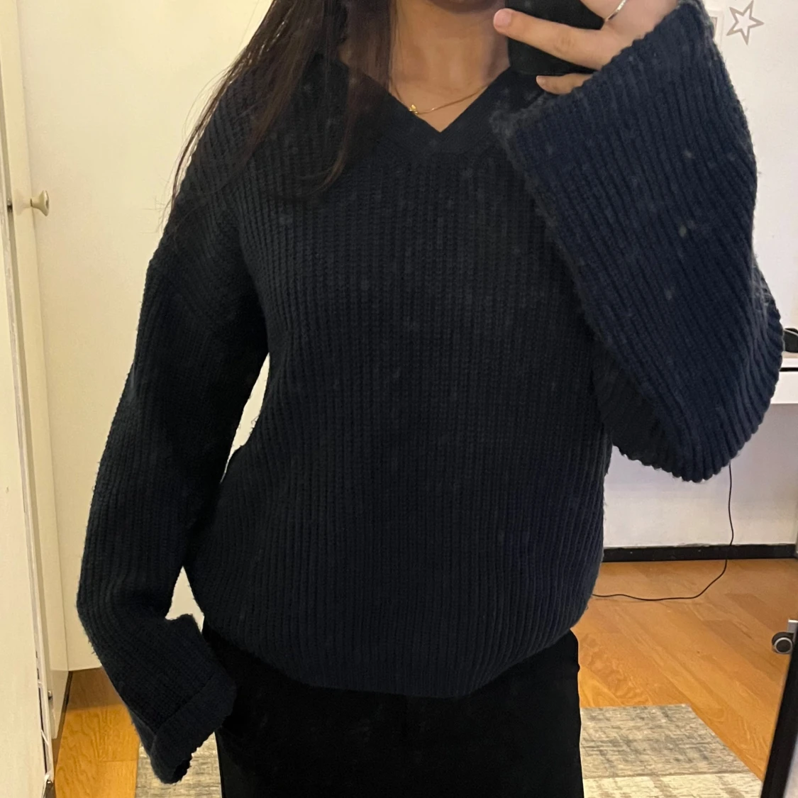 Marinblå ribbad stickad tröja