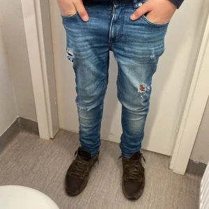 Slitna jeans - En par svin snygga blåa slitna jeans som jag gillar men behöver pengar. Skick 10/10 och ny pris är 699kr mitt pris är 299kr