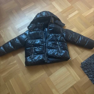 Eftertraktada lager jackan! - Säljer på grund av att ja köpte fel storlek, helt oanvänd med lappen på. Perfekt nu i kalla vädret. Nypris:500 kr Bara att skriva vid frågor eller fler bilder! 🩷