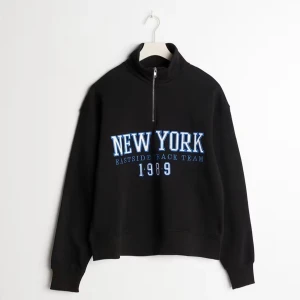 Oversized sweater - Svart oversized tröja med blå och vit brodyr. Köptes på Plick och säljs pga att jag aldrig använder den. Endast använd max två gånger. Nyskick och helt utan skador. Är i XL men passar som baggy/oversized på mig som är S.
