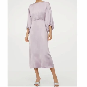 Ljuslila klänning med knytband - Säljer den finns lilla satin klänningen för 300 är öppen till prisförslag och flera bilder kan jag även skicka om intresserad 🫶🏻