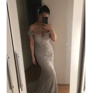 Elegant offshoulder klänning - Säljer denna vackra offshoulder klänning i ljus färg, med vackra spetsdetaljer. Den är superbekväm & perfekt för festliga tillfällen🥰 Klänningen är använd endast 1 gång. Säljer för 1 300 kr, men pris går absolut att diskutera! Storlek: 38-40.