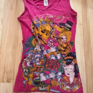 Rosa Ed Hardy Linne - Jättesnyggt Rosa Ed Hardy linne köpt på Vinted, säljer då den inte kommer till användning🥰 Storleken är S (barnstolek XXL). Perfekt till Sommaren, använd 2 gånger🙏