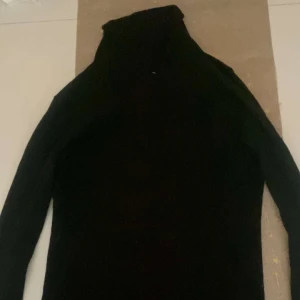 Svart polotröja - Säljer en stilren svart polotröja med lång ärm. Perfekt för kyligare dagar och enkel att matcha med olika outfits.