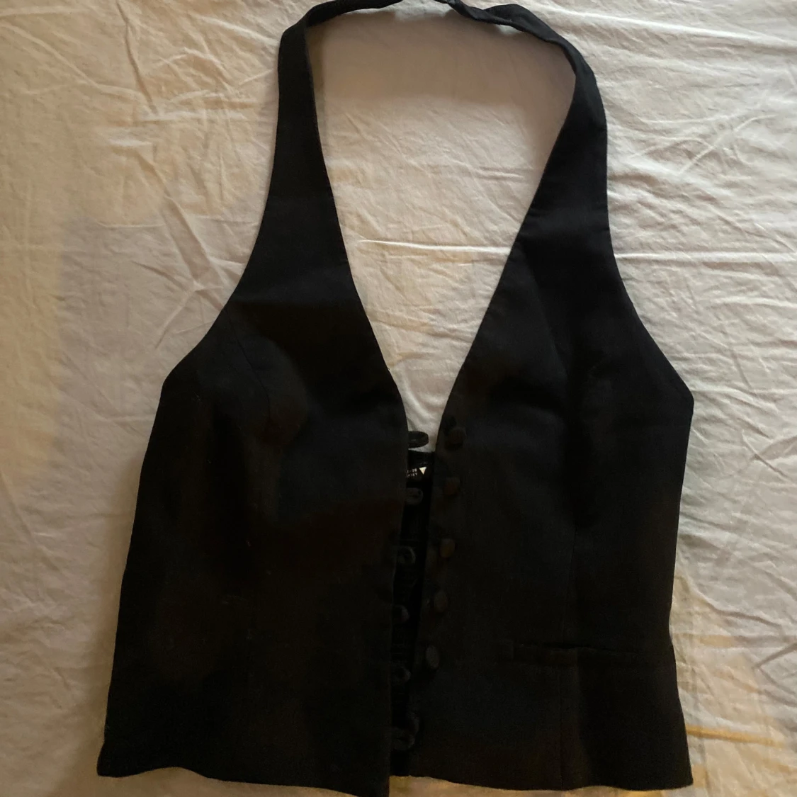 Svart väst med knappar