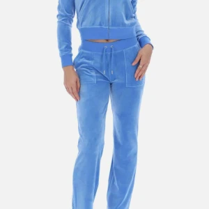 Blå mjukisbyxor i velour - Säljer mitt suuper snygga och mysiga blå juicy set i färgen ”regatta”, normal passform.  Har endast använt fåtal gånger, som ny. Skriv privat om ni vill ha fler bilder på settet tex hur de ser ut p mig elr p skicket på plagget.