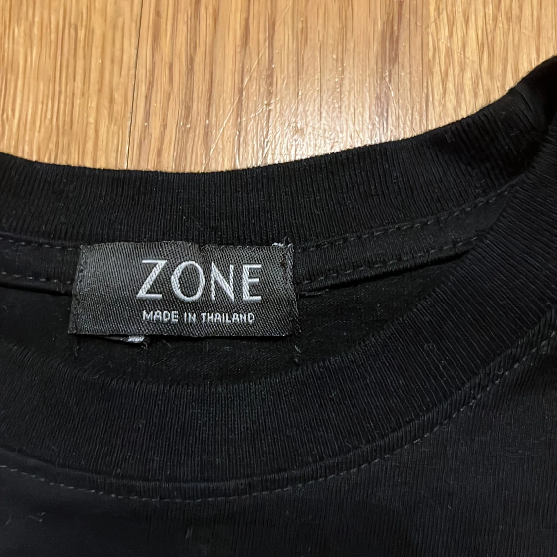 Svart t-shirt med kattmotiv från Zone - 91