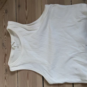 Vit ribbad crop top - Säljer en vit ribbad crop top i storlek M men kan även passa en S!