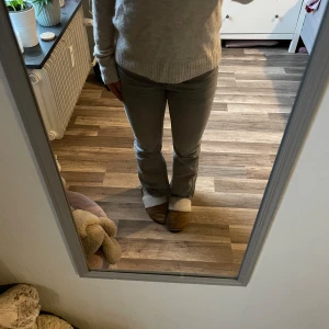 Jeans - Snygga grå jeans med en bootcut lågmidjad passform. De har en stilren design som passar till många olika outfits💕 sista bilen är en lite tydligare bild för att se färgen på byxorna. Finns inget tecken på slitage då byxorna är använda endast ett fåtal gånger eftersom de redan va lite förkorta när jag köpte dem💕
