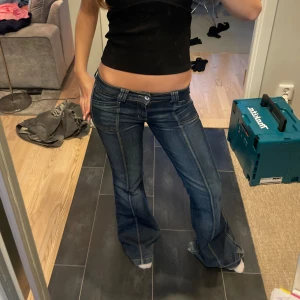 Lågmidjade jeans - Så snygga, lite slitna där nere. Jag är 167🫶🏼