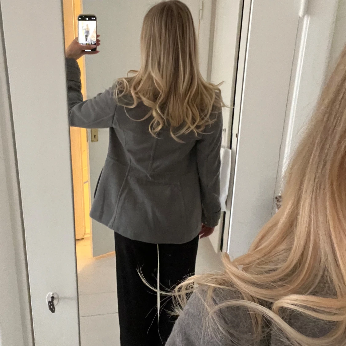 Grå kappa med knappar - 93