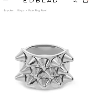 Peak Ring Steel från Edblad - Snygg och modern ring i stål från Edblad med en unik design av spetsiga detaljer.  Säljer den då jag har valt att bara använda guld. Låda ingår 