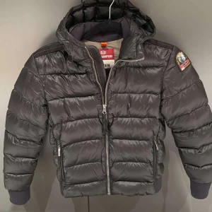 Svart parajumper jacka perfekt till vintern. - Väldigt lyxig jacka för barn till ett väldigt bra pris  