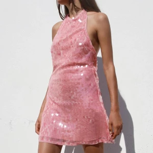 Rosa glitter klänning  - Så snygg klänning PERFEKT till nyår!!!💖💖💖Slutsåld i xs och s!!! Bara använd 1 gång🌟