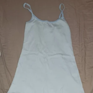 Ljusblå klänning från Hennes Collection - Säljer en enkel ljusblå klänning från Hennes Collection. Typ baby blue eller vad man säger. 