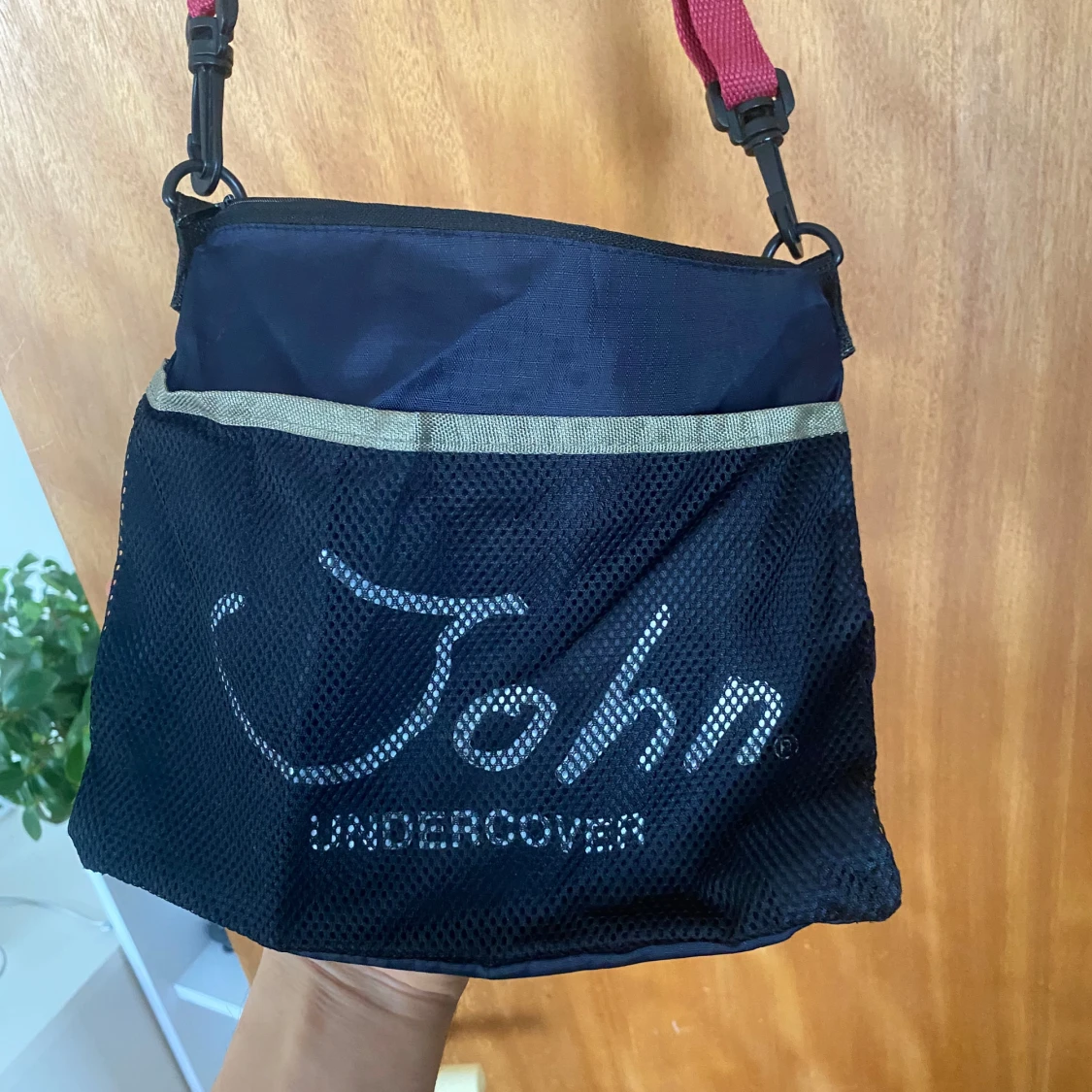 Svart axelväska från John Undercover