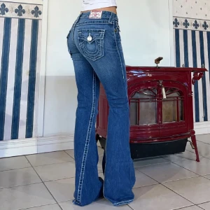 Blå bootcut jeans - True religion jeans i topp skick, tyvärr försmå. Midja 76 cm innerbenslängden 86 cm.