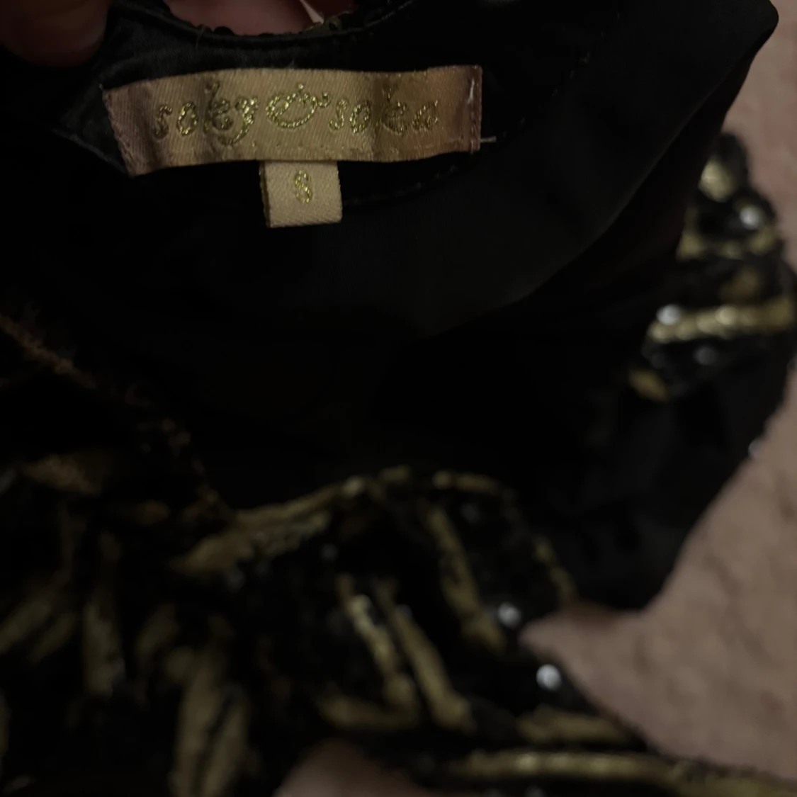 Kort svartguld klänning - 91