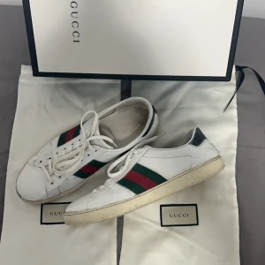 Gucci Ace skor - Gucci ace sneakers | Storlek 10uk (44EU), kan eventuellt passa 43 | Skick 8/10 | Box, dustbag ingår i köp | Tvättas innan leverans | Spårbar o säker leverans med PostNord eller Instabox | Pris kan diskuteras vid smidig affär | Vid fråger eller funderingar bara hör av dig📩✨