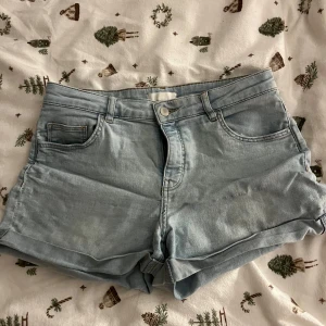Ljusblå jeansshorts - Fint skick, använda men inte slitna. Mycket stretch så passar även större storlekar. 