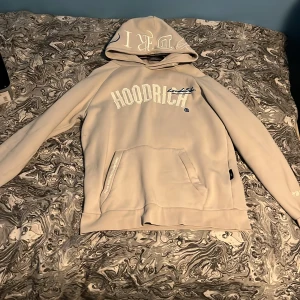 Hoodrich hoodie - Säljer en ljusgrå hoodrich hoodie från JD. Inköpt för ca 800 säljer nu för 400. Använd några gånger 