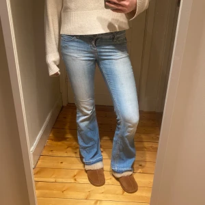 Ljusblå bootcut jeans - Hej! Jag säljer de här supersnygga ljusblåa lågmidjade jeansen💕 Älskar dom men är lite lite för korta på mig som är 170 cm💕 Inga övriga defekter💕Jeansen är från märket only och jag köpte de second hand💕 Innerbenslängd: ca 77 centimeter🩷Midjemått rakt över: ca 38 centimeter🩷