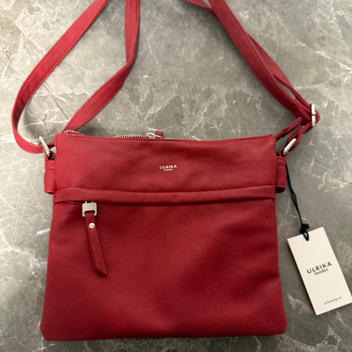 Röd axelväska från Ulrika Sweden
