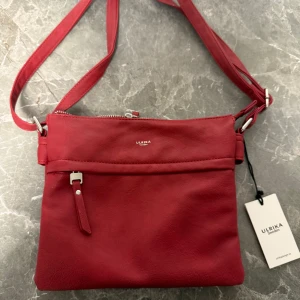 Röd axelväska från Ulrika Sweden -  röd axelväska från Ulrika Sweden, fick som födelsedagspresent och är aldrig använd 