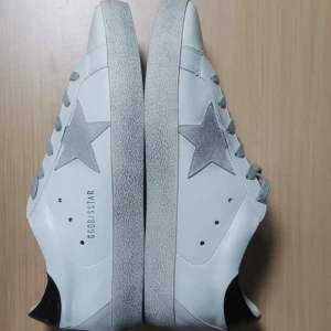 Golden goose skor - Helt nya golden goose i storlek 44. Kan inte lämna tillbaka då morsan kasta sko kartongen därav det billiga priset som ej är hugget i sten så skicka gärna vid frågor🤩