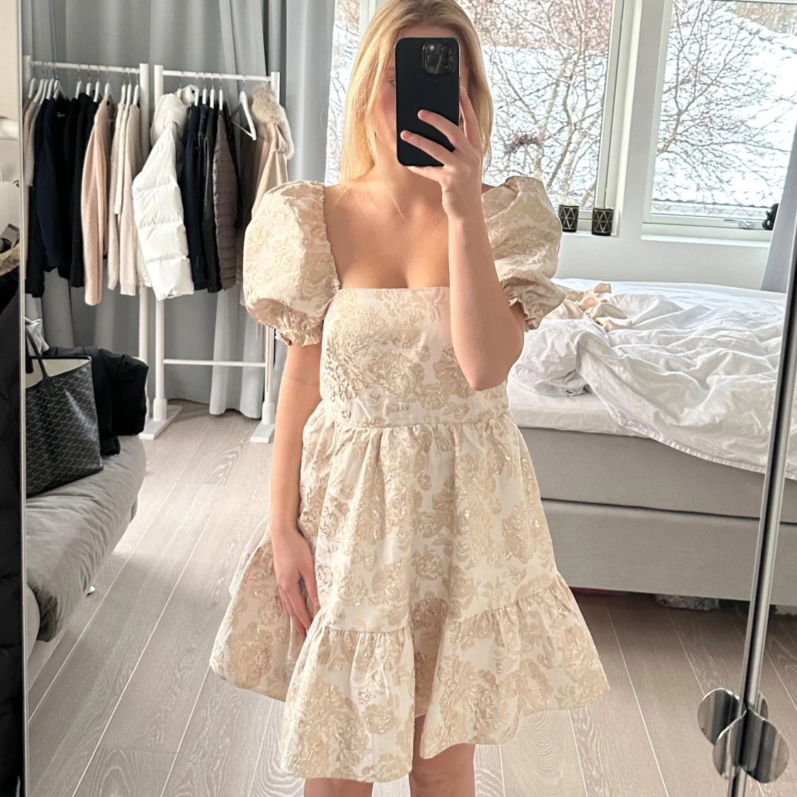 Beige klänning med puffärmar