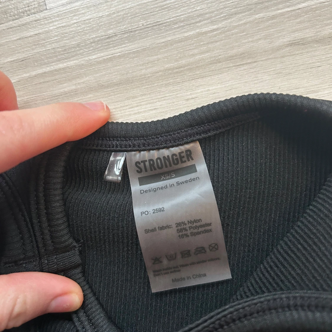 Svart ribbad linnetopp från Stronger - 91