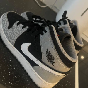 Air Jordan 1 Mid Elephant Print -  Air Jordan 1 Mid special edition.  Skorna är väldigt små i storlek därför dem säljs och endast använd 1 gång. Dem är i storlek 38 men passar storlek 37. 
