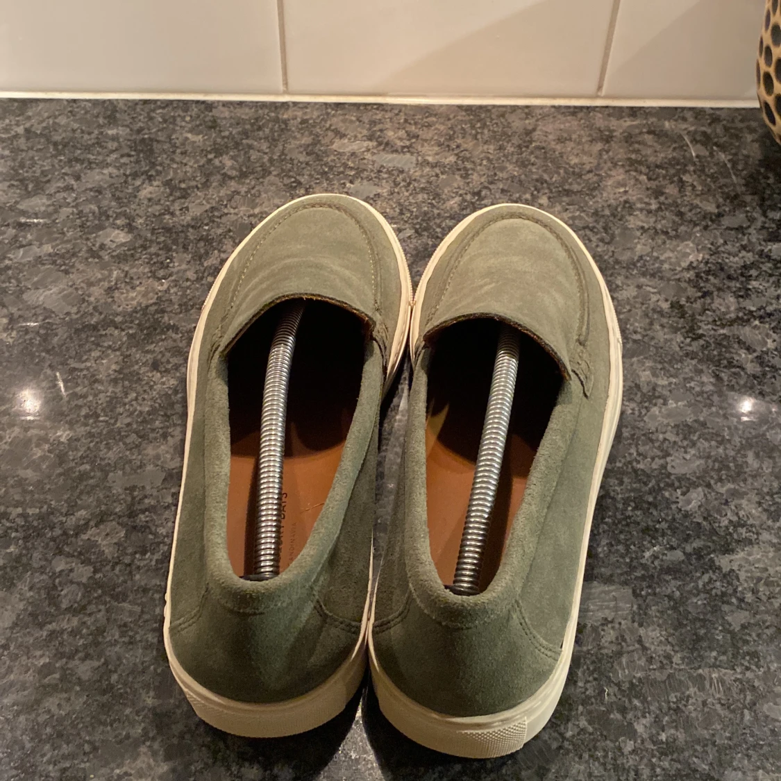 Olivgröna loafers från These Glory Days - 91