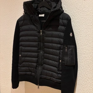 Moncler Cardigan Tricot - Strl M i riktigt fint skick✅ Håller värmen ganska fint Nfc✅ 1800kr så är den din men går att diskutera , men ej hugget i sten🪨 Passar fint som S också!