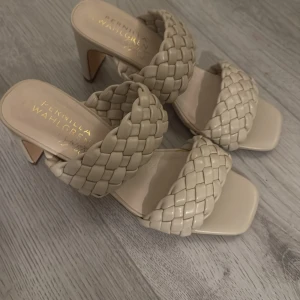 Beige flätade sandaler med klack - beige sandaler med flätade remmar och klack. Storlek 39. Aldrig använda, inga defekter eller liknanade. Nypris 300kr