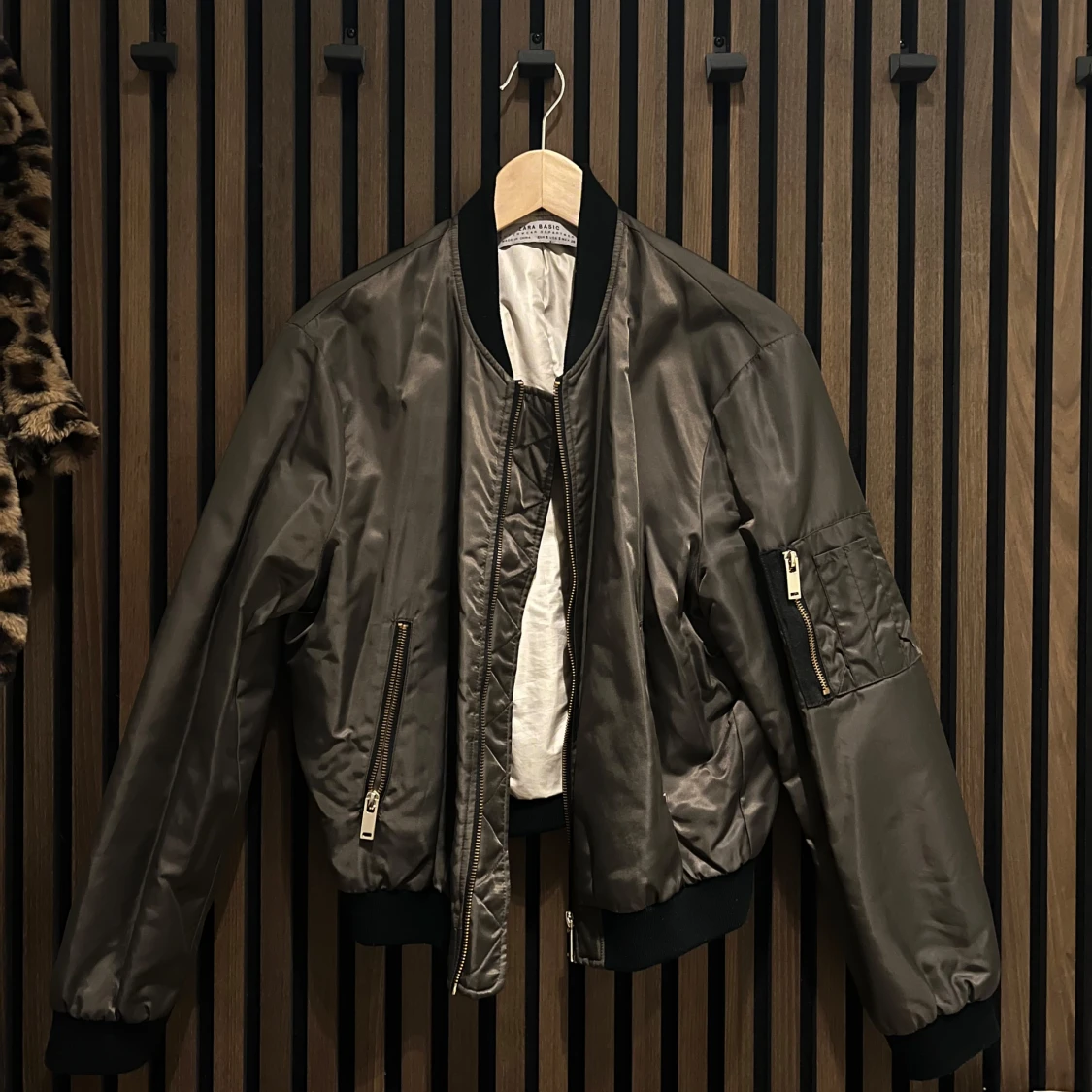 Grön bomberjacka från Zara Basic - 90