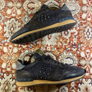 Valentino Rockrunners  - Hej! Säljer nu mina skor från märket Valentino , storlek 41,  använt skick , tveka inte på att höra av dig om du har frågor eller funderingar kring skorna!