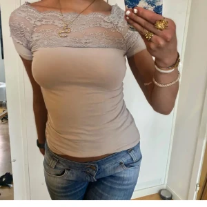 Tröja med spets  - Super snygg tröja från H&M, beigeaktig 💗 Lånad bild!