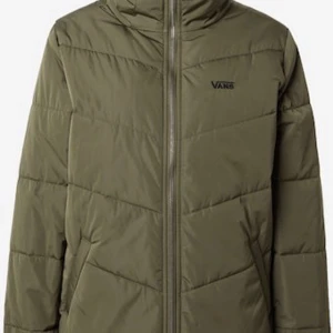 Olivgrön pufferjacka från Vans - Säljer en olivgrön pufferjacka från Vans med dragkedja framtill. Ordinarie pris-1425kr