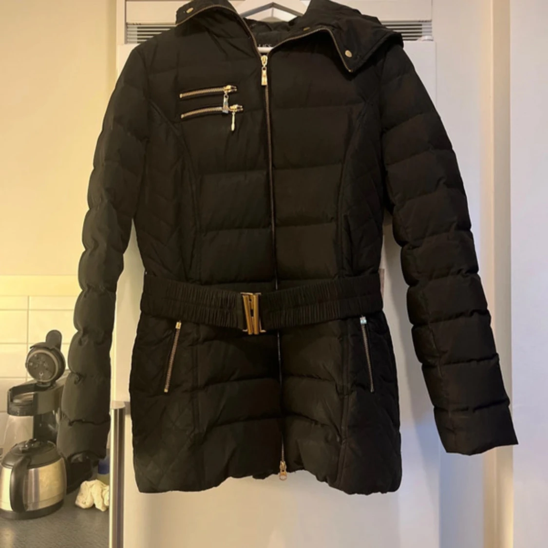 Svart pufferjacka från Hollies