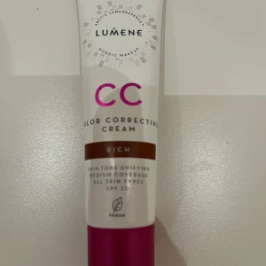 Lumene CC Color Correcting Cream - Lumene CC Color Correcting Cream i nyansen Rich. Denna kräm jämnar ut hudtonen och ger medium täckning. Passar alla hudtyper och innehåller SPF 20 för solskydd. Produkten är vegansk och innehåller 30 ml. oanvänd/helt ny.  (felköp)