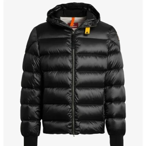 Svart pufferjacka från Parajumpers - Snygg svart pufferjacka från Parajumpers med dragkedja och huva. Jackan har en quiltad design och en gul detalj vid halsen. Perfekt för kyliga dagar. Jackan är använd endast en vinter och är felfri och har inga problem nypris är 6799kr men priset kan diskuteras
