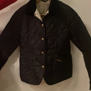 Marin blå barbour jr jacka  - Super fin barbour jacka. Passar till allt! Helt ny och nästan inte använd. Pris kan diskuteras. Tar bara emot swish.
