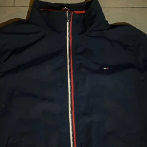 Tommy Hilfiger jacka  - Jag har nu valt att sälja denna underbara jackan eftersom att den inte passar mig längre. Jackan i liten i storlek så den känns som en storlek S. Jag har fått så många komplimanger från denna jackan. Priset går att diskutera 