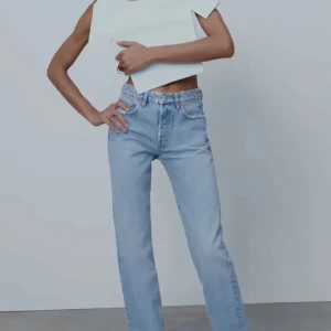 Zara jeans  - Säljer ett par ljusa jeans från zara, jag har själv klippt till en slits längst ner på byxorna. De är i storlek 36 och i modellen straight leg mid rise, väldigt fin färg och modell!!🙌🏼